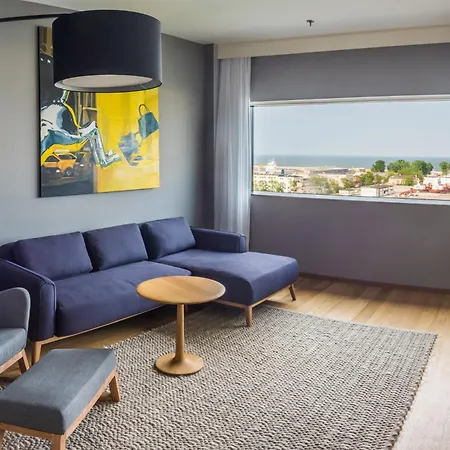 Courtyard By Marriott Waterfront Hotel