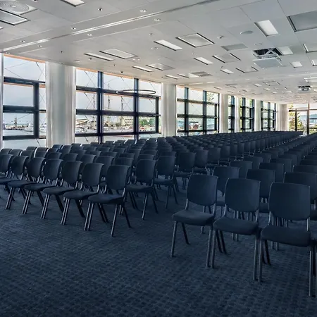 Courtyard By Marriott Waterfront Hotel