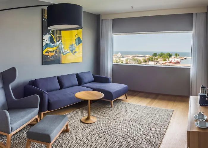 Courtyard By Marriott Waterfront Hotel