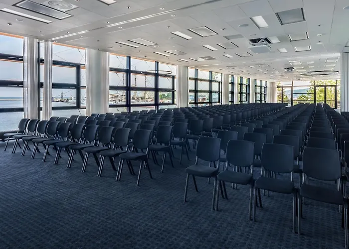 Courtyard By Marriott Waterfront Hotel