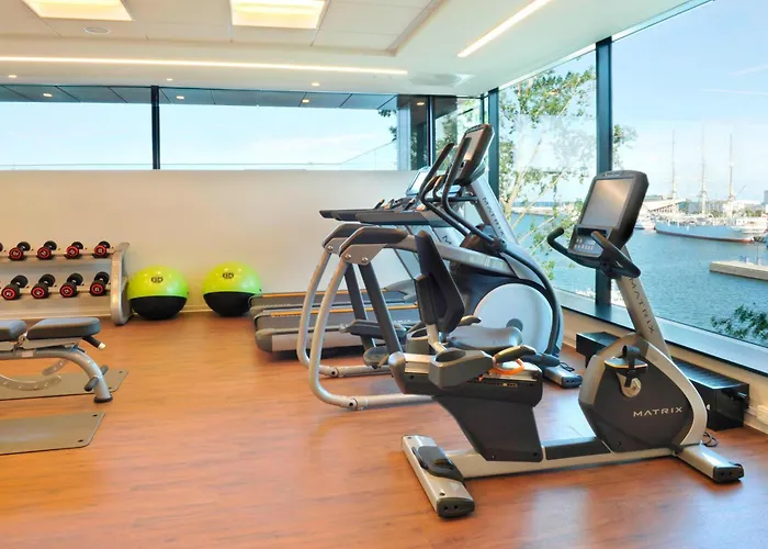 Courtyard By Marriott Waterfront Hotel