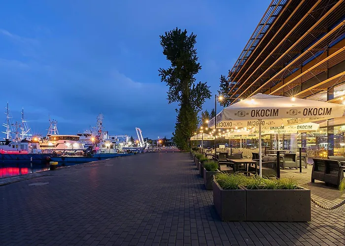 Courtyard By Marriott Waterfront Hotel