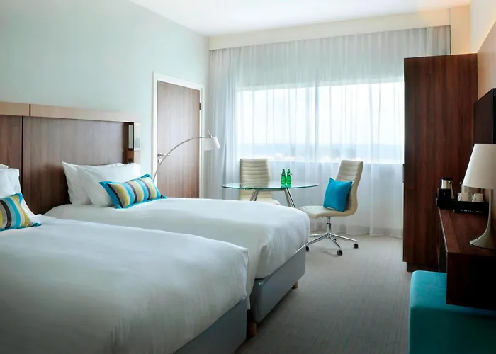 Courtyard By Marriott Waterfront Hotel