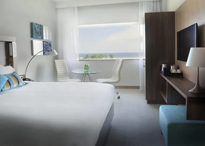 Courtyard By Marriott Waterfront Hotel