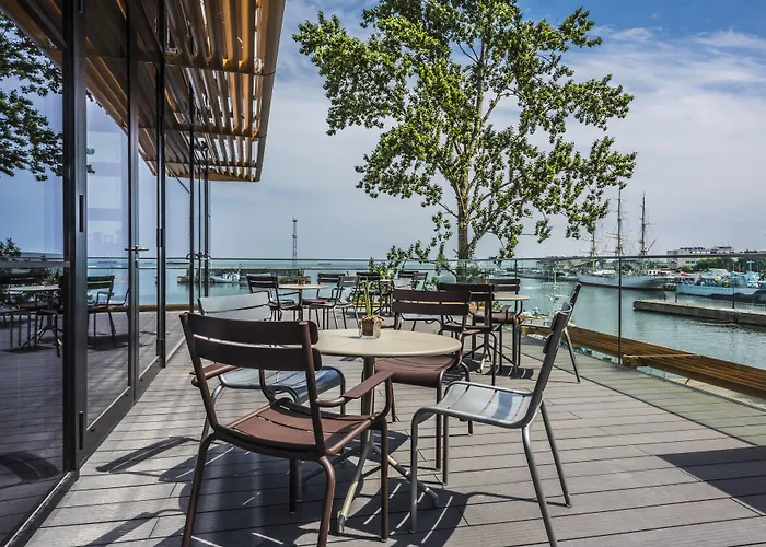 Courtyard By Marriott Waterfront Hotel 4*