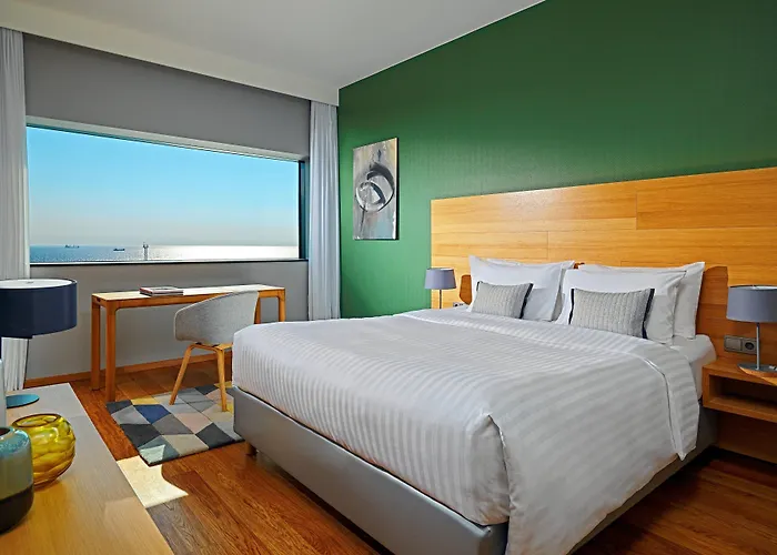 Courtyard By Marriott Waterfront Hotel